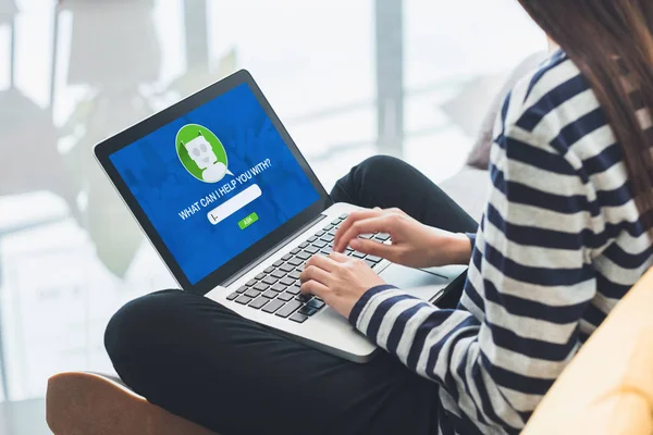 Asya kadın sormak sohbet app seyir için müşteri destek online alışveriş Mağazası apps, dijital pazarlama kavramı, yapay zeka (AI) sistemi ile dizüstü bilgisayar ekranında işlevinde bot