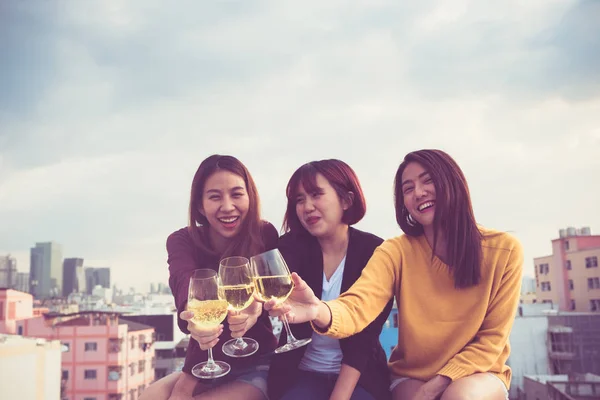 快乐的亚洲女孩朋友组在屋顶派对上享受欢笑和欢快的起泡酒杯 节日庆典 Teeage 生活方式 自由和乐趣 — 图库照片