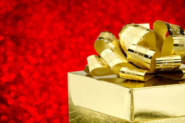 Закрыть Золотую Подарочную Коробку Большим Бантом Белом Размытом Фоне — стоковое фото