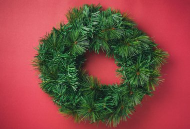 Neşeli Noel çelenk kırmızı duvar background.copy alanı metin veya tasarım eklemek için. Kutlama Tatil festival greeing kartı