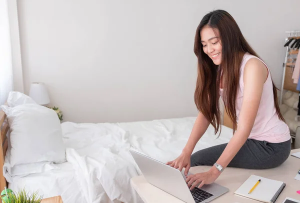 Asiatico Donna Freelancer Indossare Camicia Gilet Digitando Sul Computer Portatile — Foto Stock