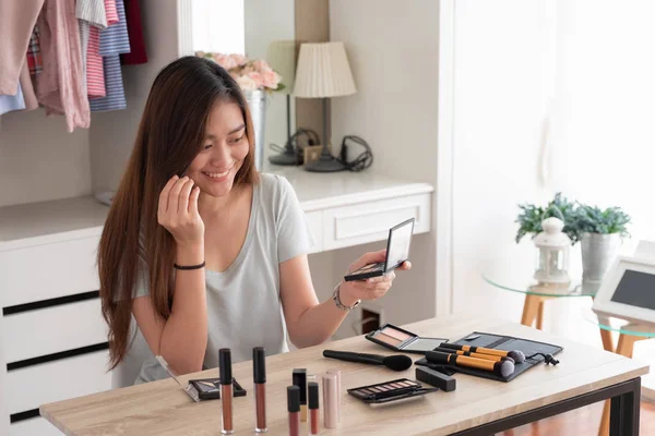 Asiatique Jeune Blogueuse Enregistrement Vidéo Vlog Avec Maquillage Cosmétique Maison — Photo