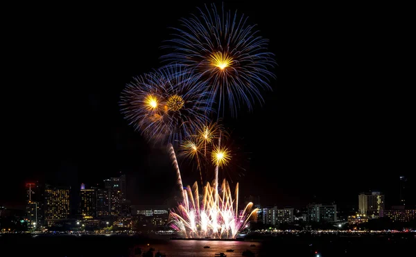 Tűzijáték Vizsgálni Keresztül Városkép Éjjel Tengeri Kikötő Pattaya Holiday Ünnepi — Stock Fotó