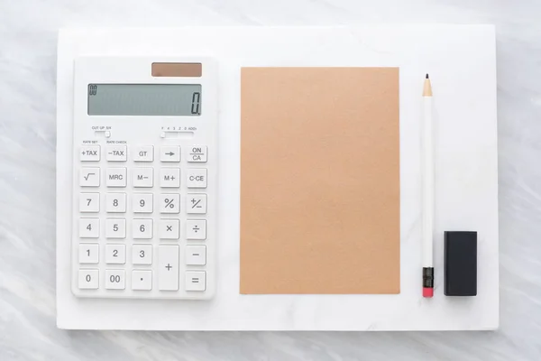 Von Oben Mit Taschenrechner Bleistift Radiergummi Und Braunem Notizblock Auf — Stockfoto