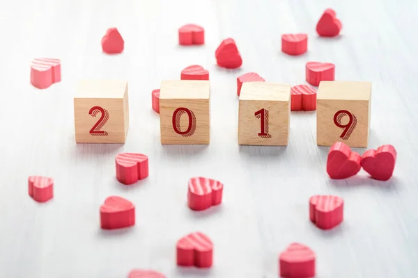 2019 Novo Ano Cubo Madeira Com Grupo Mini Coração Vermelho — Fotografia de Stock