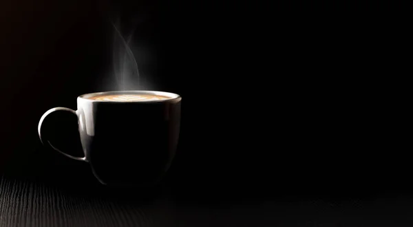 ブラックホットコーヒーカップを閉じ カフェでブラックウッドテーブルの上にラテアートフォームで煙 暗いシーン — ストック写真