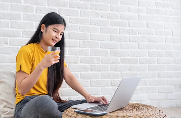 Asiatico Femminile Sedersi Sul Pavimento Utilizzando Computer Portatile Vimini Stand — Foto Stock