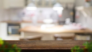 Boş koyu kahverengi ahşap masa üstü ile bulanık bulanıklık ön plan yaprak, ev mutfak alay şablon görüntü veya tasarım, Banner reklam ürünün, panorama görünüm için montaj için