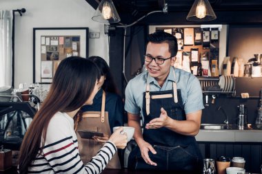 Hizmet zihin garson kahve Kupası café.coffee dükkanı iş sahibi kavramı, sayaç barda mutlu duygu ile erkek barista hakkında müşteri ile konuşurken tadı