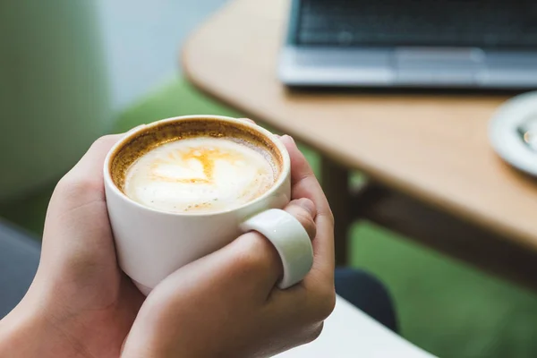 Ręka Trzyma Puchar Gorącą Kawę Cappuccino Serca Latte Art Kawiarni — Zdjęcie stockowe