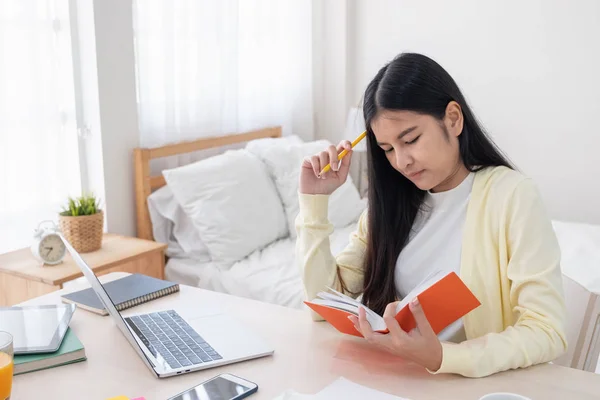 Cefalea Freelance Asiatica Stress Mentre Lavora Scartoffie Con Laptop Sul — Foto Stock