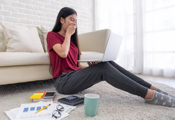 Asiatico Donna Freelance Sbadiglio Mentre Lavora Sul Computer Portatile Con — Foto Stock