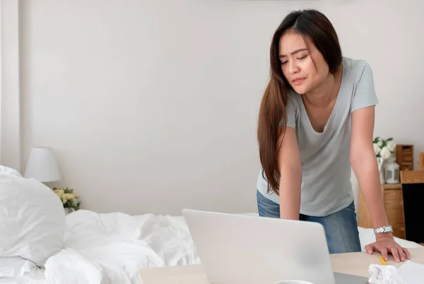 Asiatico Donna Freelancer Sconvolto Con Lavoro Problema Con Laptop Mess — Foto Stock