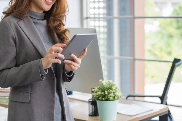 Mujer Negocios Pie Con Cara Sonrisa Utilizando Tableta Oficina Moderna —  Fotos de Stock