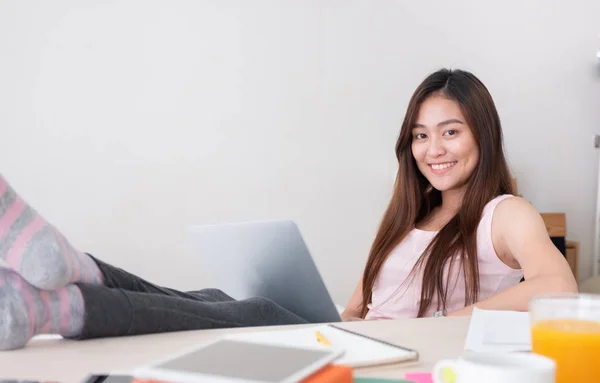 Asiatica Sorriso Freelance Femminile Tenendo Computer Portatile Con Gamba Riposo — Foto Stock