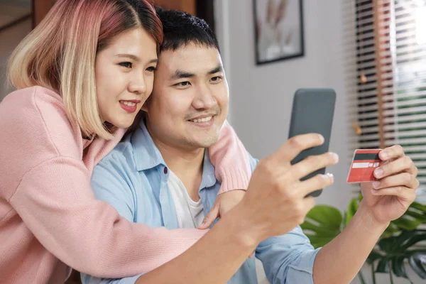 Asyalı Çift Evdeki Oturma Odasında Cep Telefonu Alışverişini Birlikte Kredi — Stok fotoğraf
