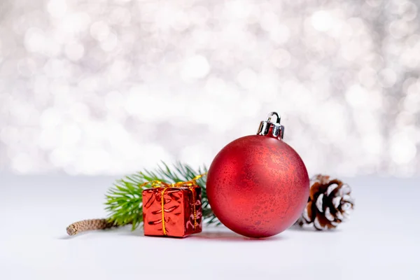 赤いクリスマス光沢のあるボール ギフト ボックスの輝く青いボケ抽象的で白いテーブルにグループを閉じるぼかし背景 休日季節のグリーティング カードにテキストを追加する容量を残します — ストック写真