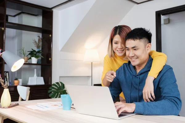 Asiatiska Par Titta Video Live Laptop Vid Bord Home Lover — Stockfoto