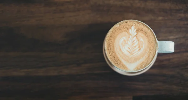 Widok Góry Kubek Gorącej Kawy Cappuccino Drewnianej Tacy Sztuką Latte — Zdjęcie stockowe