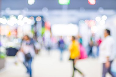 Arka plan bulanık kalabalık insan olay expo bokeh ışık ile fuar alışveriş