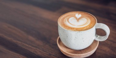 sıcak cappuccino kahve Kupası Ahşap Tepsi latte art ahşap masa metin eklemek için café.food ve içecek concept.leave kopya alanı, Tarih ile