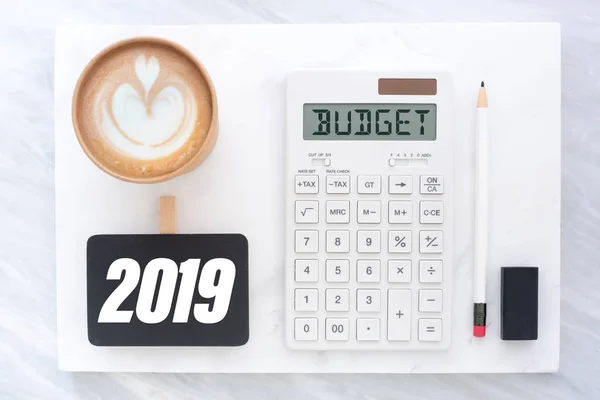 Bovenaanzicht Van Nieuwjaar 2019 Begroting Rekenmachine Koffie Cup Witte Marmeren — Stockfoto