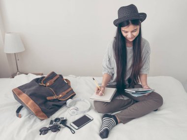 Genç Asyalı kadın seyahat tatil tatil sefer bed.preparing travel.freedom yolculuk tutkusu yaşam tarzı için planlama
