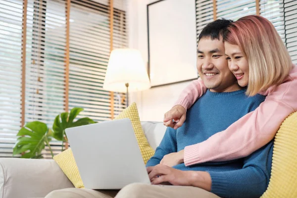 Asyalı Çift Evdeki Oturma Odasındaki Kanepede Dizüstü Bilgisayardan Video Izliyorlar — Stok fotoğraf