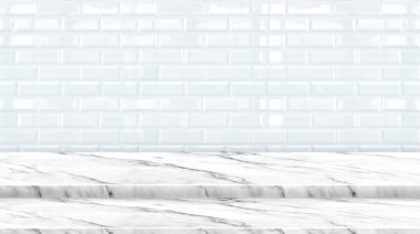 Boş setp mermer mermer masa üstü ile beyaz seramik karo duvar arka plan, alay banner reklamları ürün veya tasarım, lüks modern Tema görüntülenmesi için yukarı