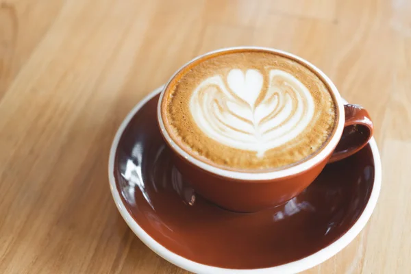 Közelről Piros Forró Cappuccino Csésze Kávé Szív Alakú Latte Art — Stock Fotó