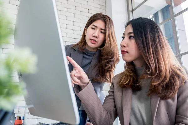 Dos Colegas Negocios Discusión Sobre Uso Del Trabajo Ordenador Sobremesa —  Fotos de Stock