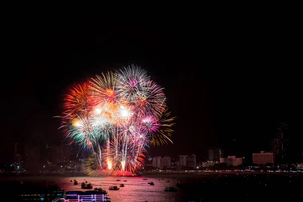 Fuegos Artificiales Explorados Durante Paisaje Urbano Por Noche Puerto Marítimo —  Fotos de Stock