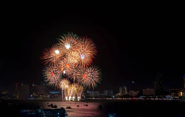 Ohňostroje Prozkoumal Přes Panoráma Noci Námořního Přístavu Pozadí Slavnostní Oslavy — Stock fotografie