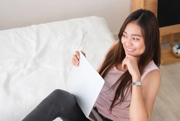 Asiatica Sorriso Freelance Femminile Tenendo Computer Portatile Con Gamba Riposo — Foto Stock