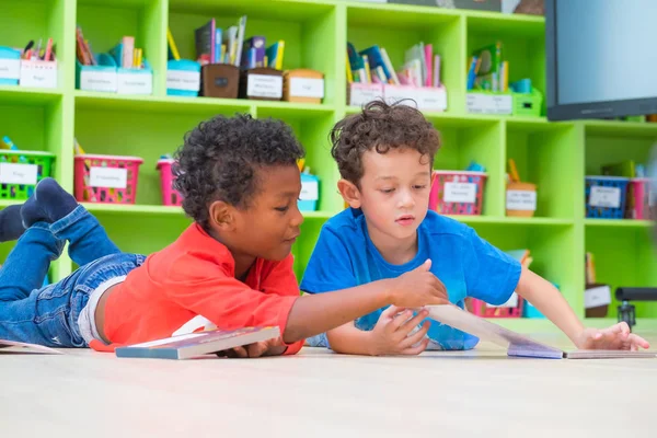 유치원 도서관 유치원 개념에서에서 바닥과 이야기 — 스톡 사진