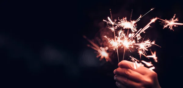 Mão Segurando Queima Explosão Sparkler Fundo Preto Bokeh Noite Festa — Fotografia de Stock