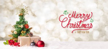 Kırmızı mutlu Noeller ve mutlu yeni yıl el yazısı ile xmas ağacı ve hediye kutusu, bulanıklık bokeh arka plan, kış tatil afiş tebrik kartı ışık