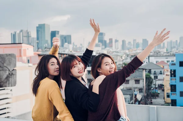 Happy Group Asia Girl Friends Enjoy Arm Relax Pose Roof — стоковое фото