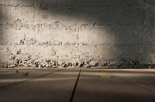 Niedriger Winkel Perspektive Des Holzfußbodens Verschwimmen Grunge Betonwand Mit Sonnenlicht — Stockfoto