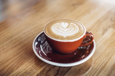 Sıcak cappuccino kırmızı kahve fincanı kalp şekli latte art café, Drak sesi filtre, gıda ve içecek, ahşap masa Tarih ile kapatmak 