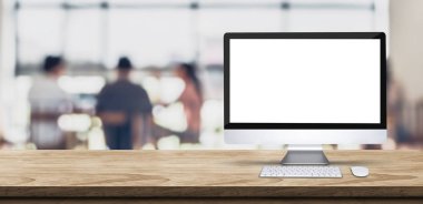 Ahşap masa üstü ile boş ekran masaüstü bilgisayarda bulanıklık insanlar yaratıcı office bokeh arka plan, sahte görüntü veya tasarım montaj için çalışmaya