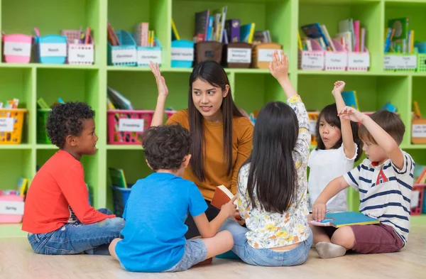 亚洲女教师教学和询问混合种族的孩子们举手回答在课堂上 幼儿园学前概念 — 图库照片