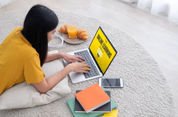 Studente Asiatica Accedere Sito Learing Sul Computer Portatile Home Woman — Foto Stock