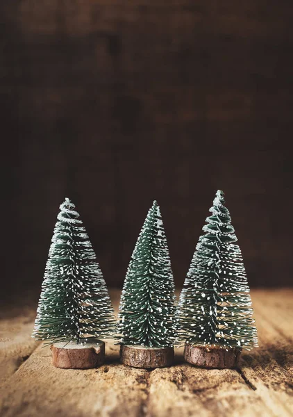 Tre Mini Legno Albero Natale Tavolo Legno Rustico Parete Legno — Foto Stock