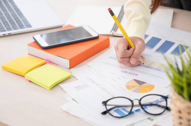 iş kağıt iş raporu ile hareket eden ve dizüstü bilgisayar ofis masasında yazma kadın kapatmak