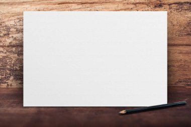 Boş afiş beyaz kağıt poster bakış açısı odada, iş sunuyu sahte ahşap zemin üzerinde grunge ahşap duvara yaslanmış. Tasarım veya içerik şablonu görüntüsünü