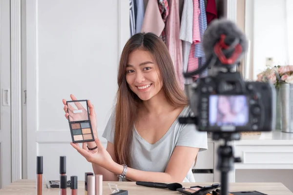 Asiatique Jeune Blogueuse Enregistrement Vidéo Vlog Avec Maquillage Cosmétique Maison — Photo