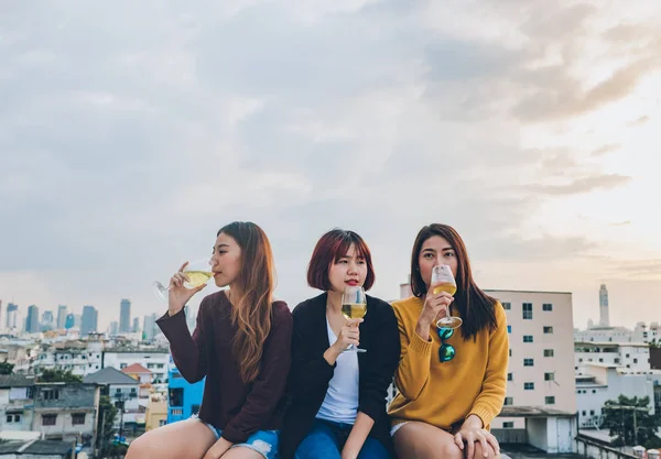 快乐的亚洲女孩朋友组在屋顶派对上享受欢笑和欢快的起泡酒杯 节日庆典 Teeage 生活方式 自由和乐趣 — 图库照片