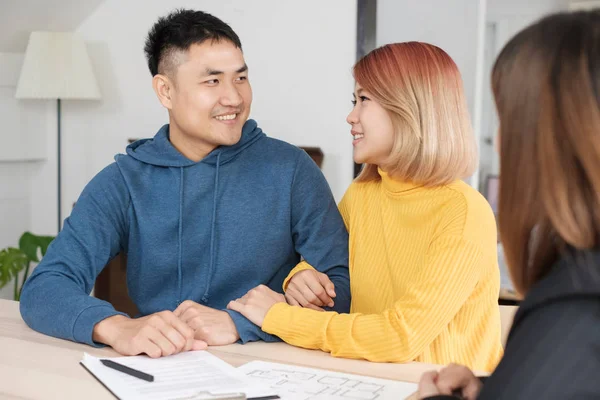 Asiatiska Lyckliga Paret Att Köpa Nya Hem Med Mäklaren Agent — Stockfoto