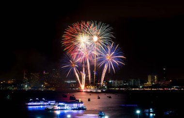Cityscape üzerinde liman Pattaya.Holiday bayram kutlama arka planda içinde geceleri araştırdı havai fişek